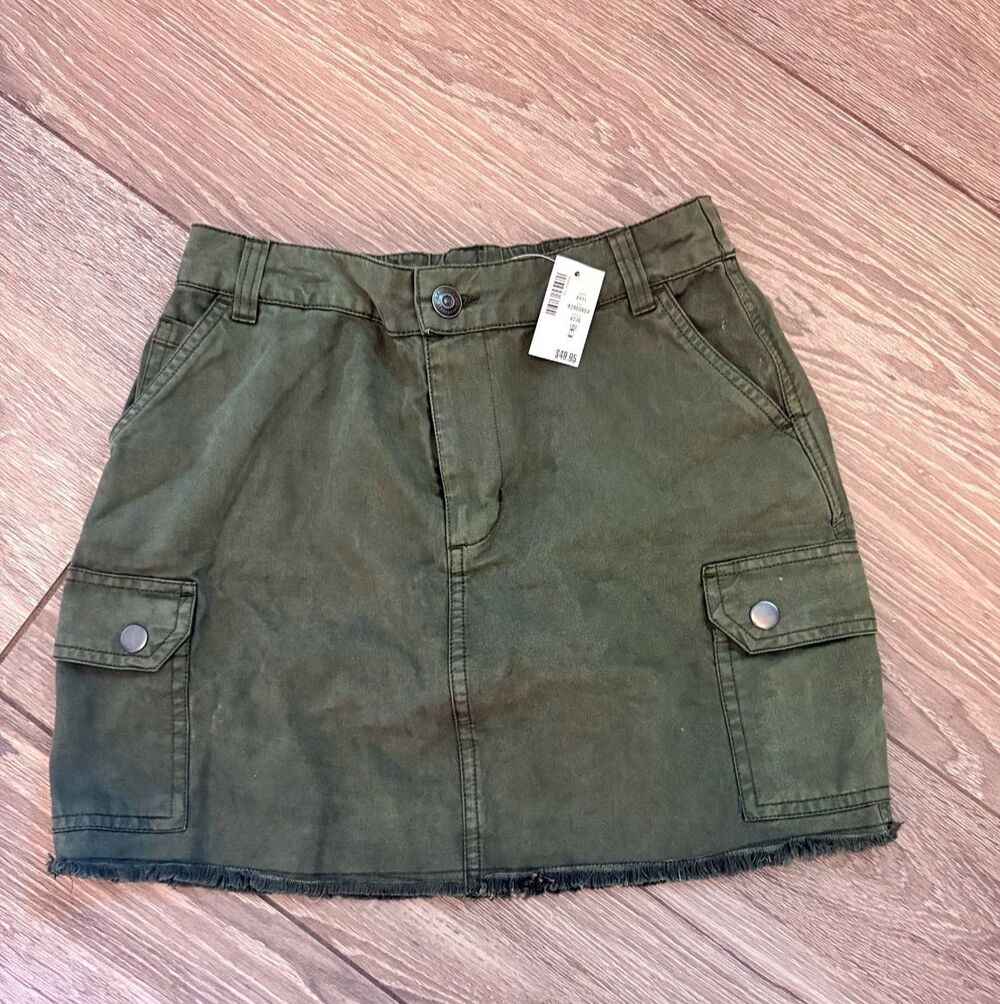 Aeropostale Olive Cargo Mini Skirt Womens Size M Army Green Raw Hem NWT